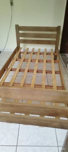 Cama solteira de madeira