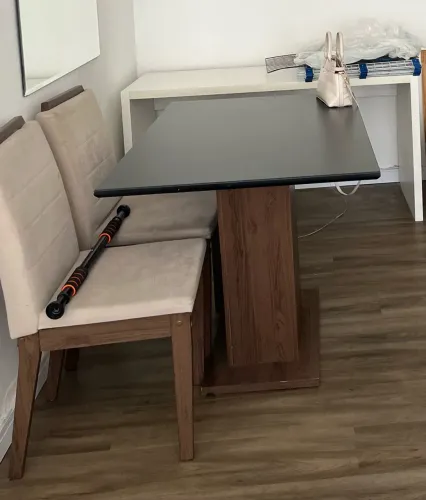 Mesa de jantar com 4 cadeiras