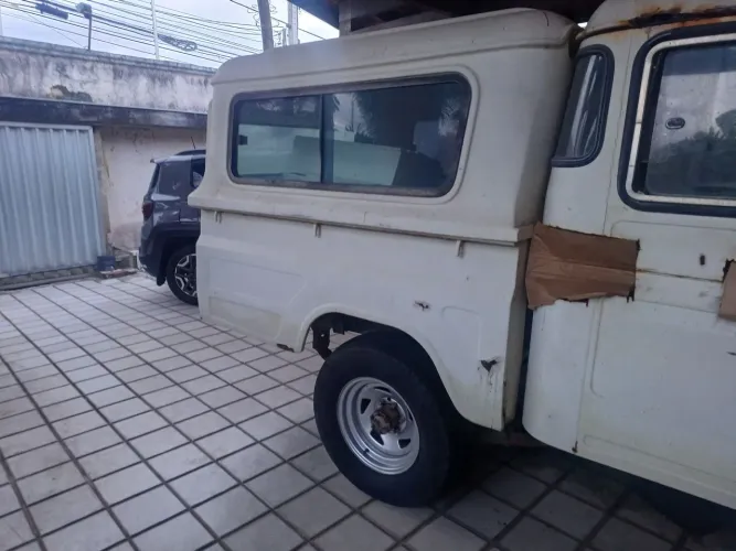 Caçamba Toyota Bandeirante com tampa.