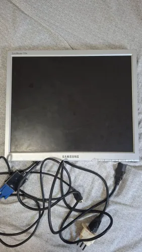 Monitor Samsung SyncMaster 710N com Cabos e Conversor HDMI