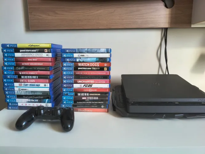 PS4 Slim 500GB + 31 jogos (FC 25, God of War Ragnarok, Homem-Aranha)