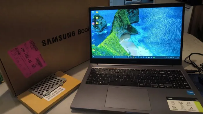 Notebook Samsung Book NP550XDA-KV3BR - Semi Novo