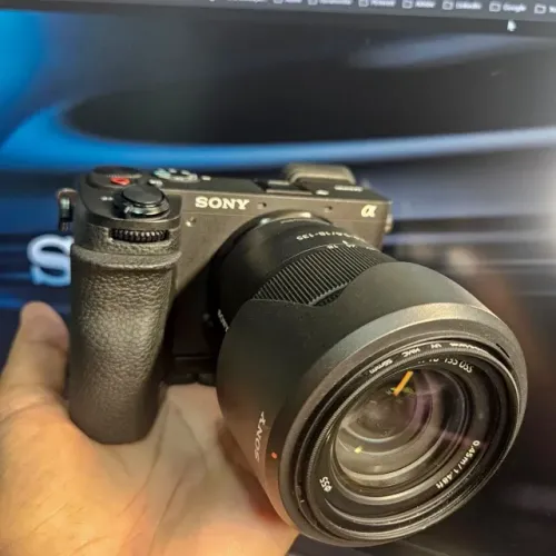 Câmera Sony A6700 + Lente do Kit 18-135mm sem marcas de uso!