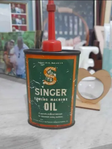 Antiga lata de metal de óleo Singer