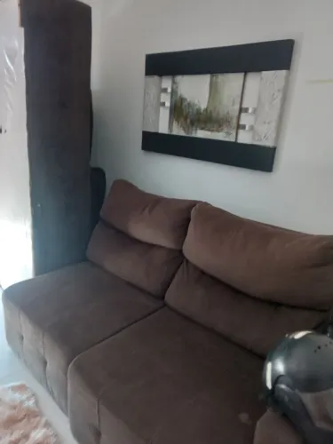 Sofá com chaise lado direto muito confortável. Os assentos são deslizantes até 1 metro.
