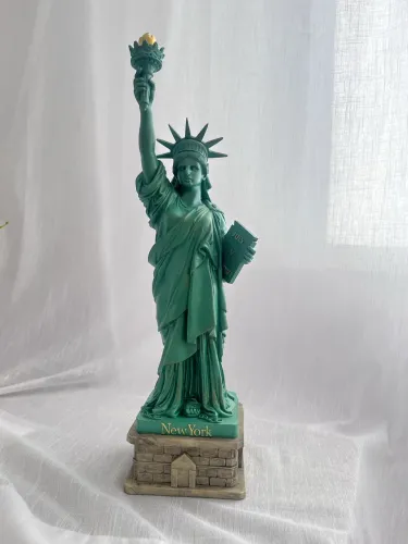 Réplica da Estátua da Liberdade, comprada em NY