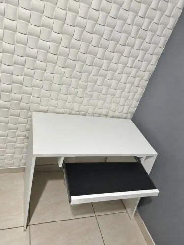 Mesa de estudo com avarias