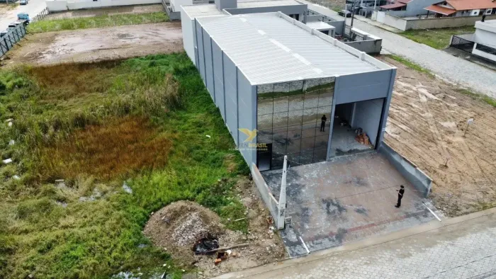Galpão para locação em Tijucas/SC 330 m² com mezanino e escritório