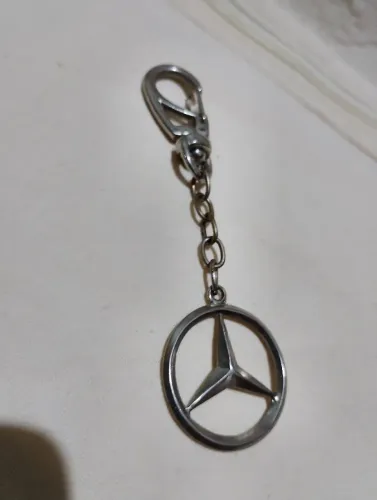 Chaveiro com logo marca da Mercedes Benz 