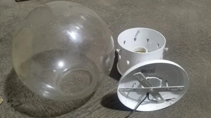 Luminária em alumínio e globo de vidro - usado