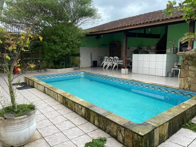 Casa com piscina à venda no Balneário Flórida em Praia Grande - SP.