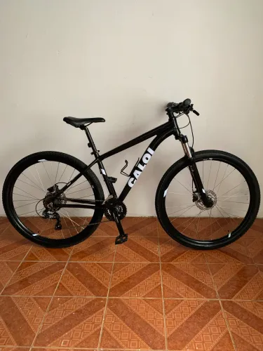 Bicicleta Caloi aro 29 com freio Shimano + acessórios e capacete