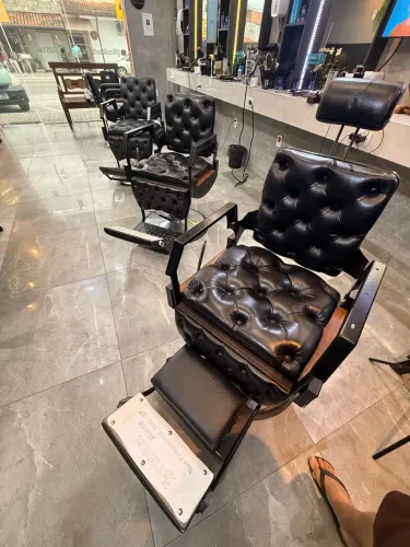 Cadeira Barbeiro Luxo inclinação 180 graus com apoio de perna 