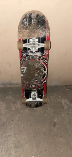 Skate em boas condições para uso esportivo ou lazer 