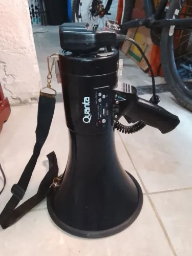 ? Megafone Quanta Recarregável com Sirene, USB e Gravação de Voz 250 está de potência