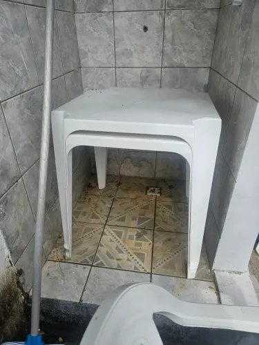 Mesa e cadeiras de plástico 