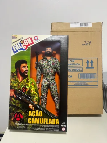 Boneco Falcon estrela ação camuflada