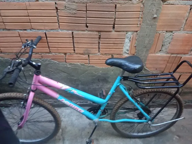 Vende-se uma linda bicicleta