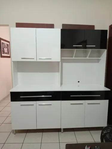 Armário de cozinha com pés