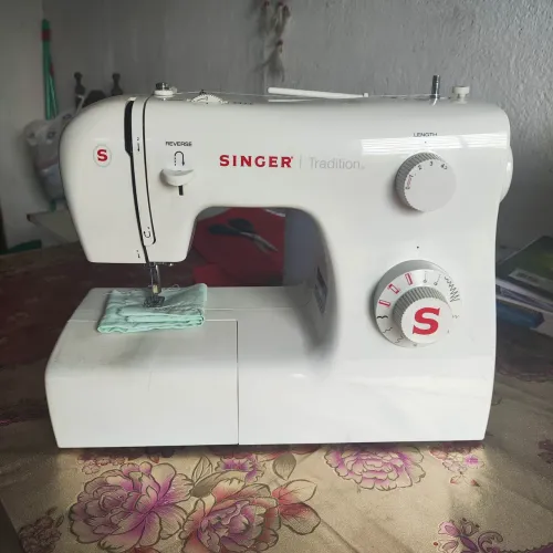 Máquina de costura Singer tradition