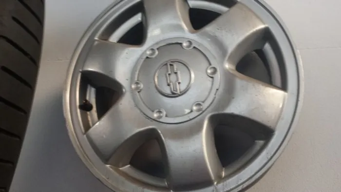 Roda aro 14 chevrolet prisma prata com calota gm 4x100 original 