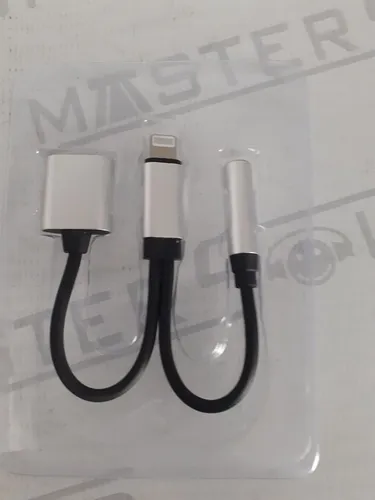 Adaptador lightning. Saída P2, mais recarga mais microfone. Novo