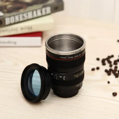 Copo de café em formato de lente fotográfica