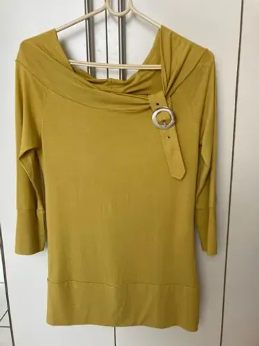 Blusa mostarda nunca usada, com lindos detalhes!