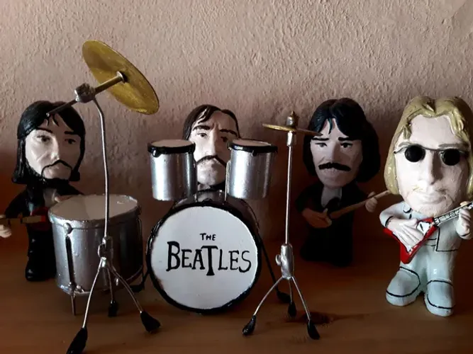 Coleção completa bonecos the Beatles com bateria