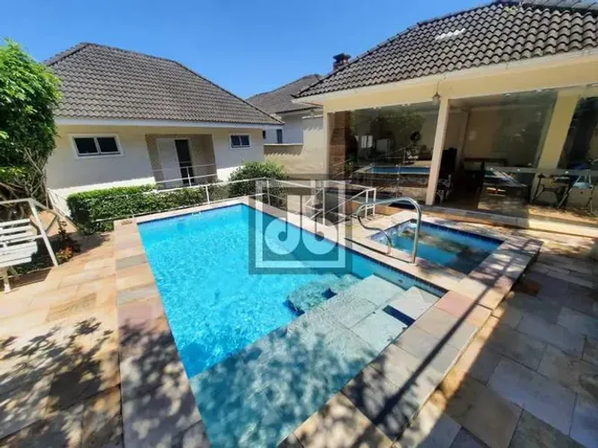 ANIL JACAREPAGUÁ MARAVILHOSA CASA NO BOSQUE DOS ESQUILOS 04 SUITES PISCINA ÁREA GOURMET