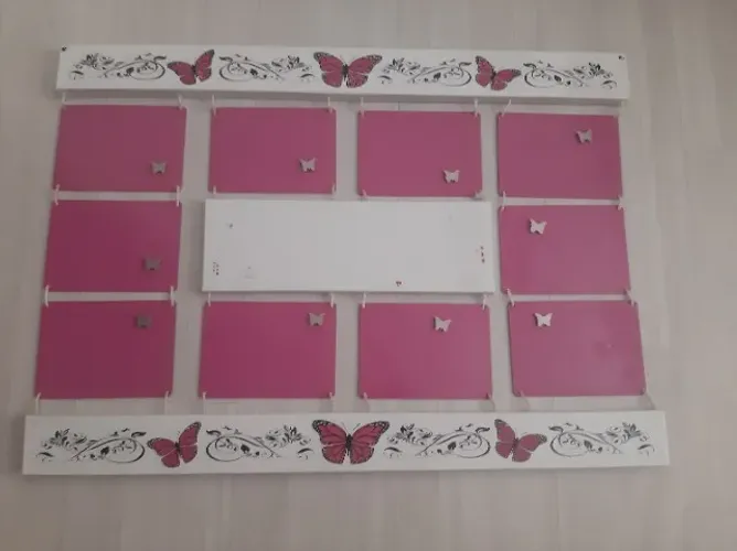 Painel porta retratos rosa e branco com imas de borboleta
