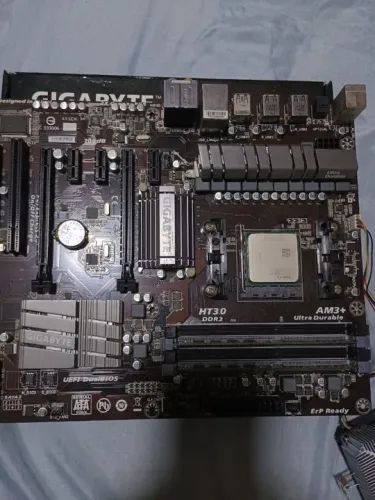 Placa mãe Gigabyte com Processador AMD FX 6300 E 8 Giga de Memoria.