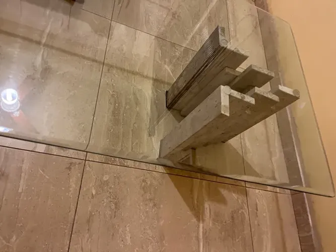 Mesa de centro com base de mármore e tampo de vidro
