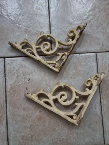Par de Suportes de Parede Decorativos em Ferro fundido.