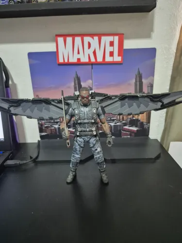Falcão negro marvel legends