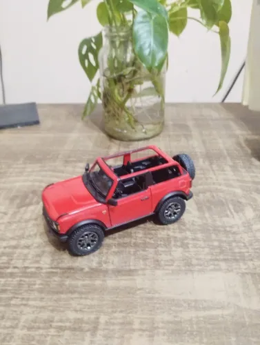 Miniatura Ford Bronco Conversível Fricção Vermelha - 12cm de Comprimento
