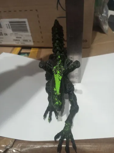 Boneco estátua Alien 