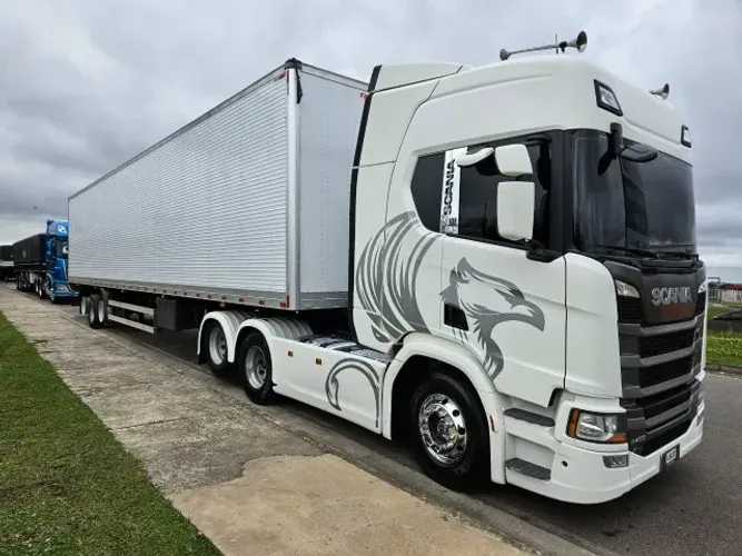 Scania R40 6x2 highline Ano 23 Teto Alto Automático + baú Facchini Ano 26 0km 30 plt 15,40