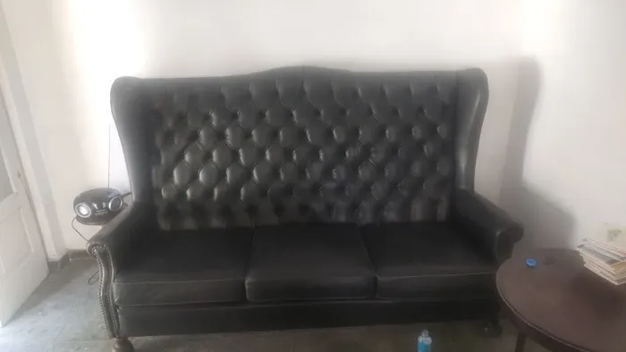Sofa de couro antigo três lugares 