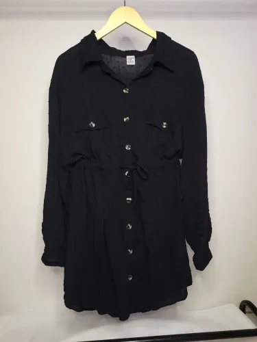 Vestido preto de pipoquinha com botões e amarração - Tamanho G1