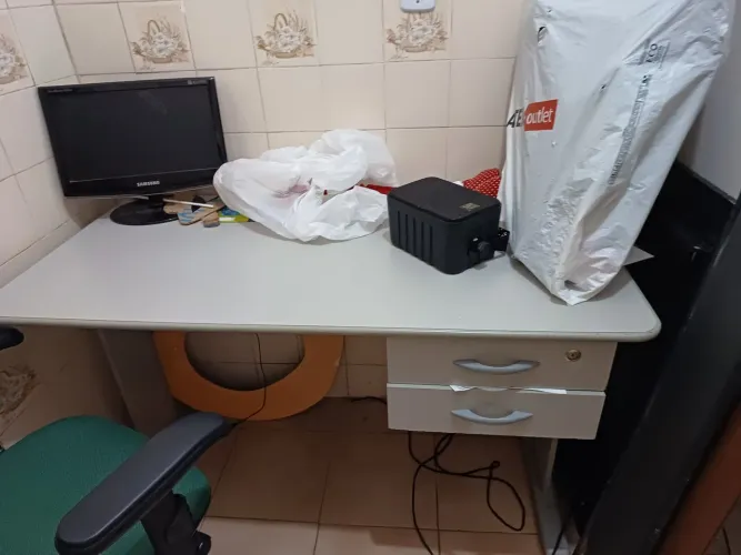 Mesa de escritório com gavetas