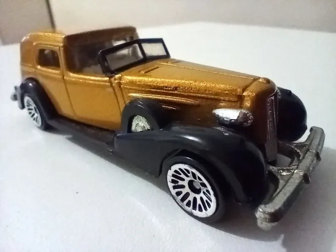 Miniatura Hotwheels Cadillac limosine 1935 Carro Antigo Dourado