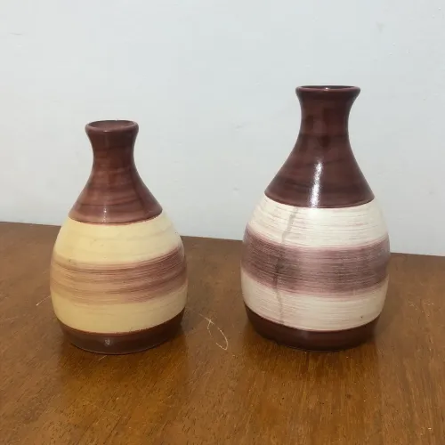 Vasinhos minimalistas de cerâmica Burguina