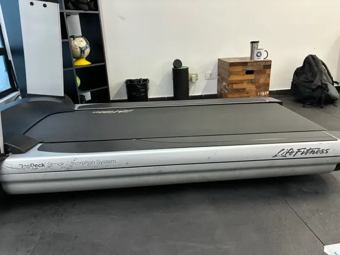 Esteira Life Fitness 95T Discover