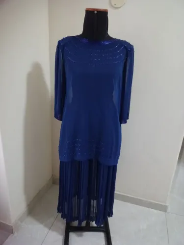 Conjunto de saia plissada em crepe de seda com bata bordada na cor azulão 
