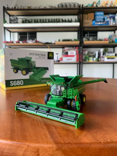 PROMOÇÃO!! Miniatura colheitadeira John Deere S680 dual 1/64 