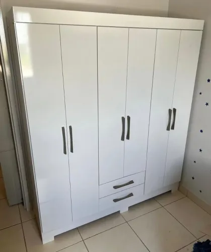 Guarda-Roupa Branco com 6 Portas e Gavetas