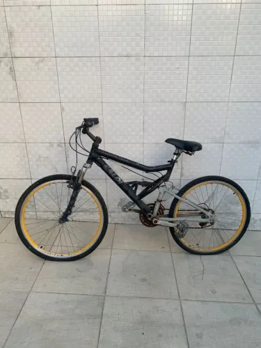Bicicleta com aro de alumínio