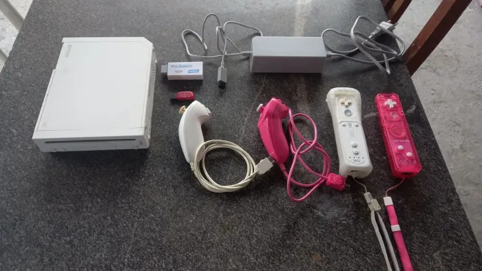 Nintendo wii destravado e com 2 controles completo