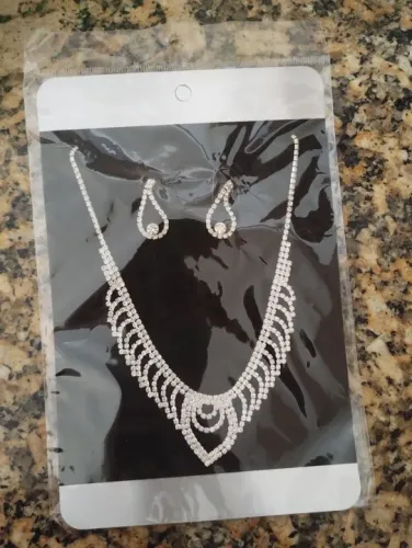 Conjunto de colar e brincos de strass, usado apenas uma vez 